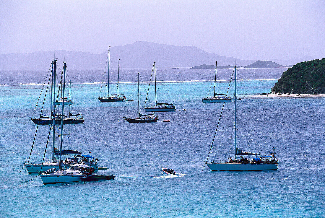 Segelboote an einem Ankerplatz im Sonnenlicht, Tobago Cays, St. Vincent, Grenadinen, Karibik, Amerika