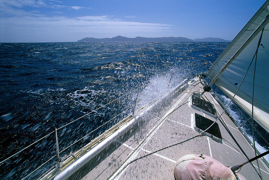 Bug eines Segelboots in voller Fahrt im Sonnenlicht, Bequia Channel, St. Vincent, Grenadinen, Karibik, Amerika