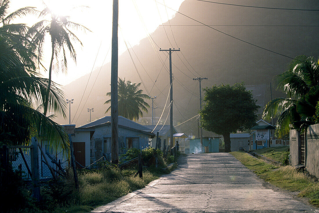 Leere Dorfstraße von Ashton im Sonnenlicht, Union Island, St. Vincent, Grenadinen, Karibik