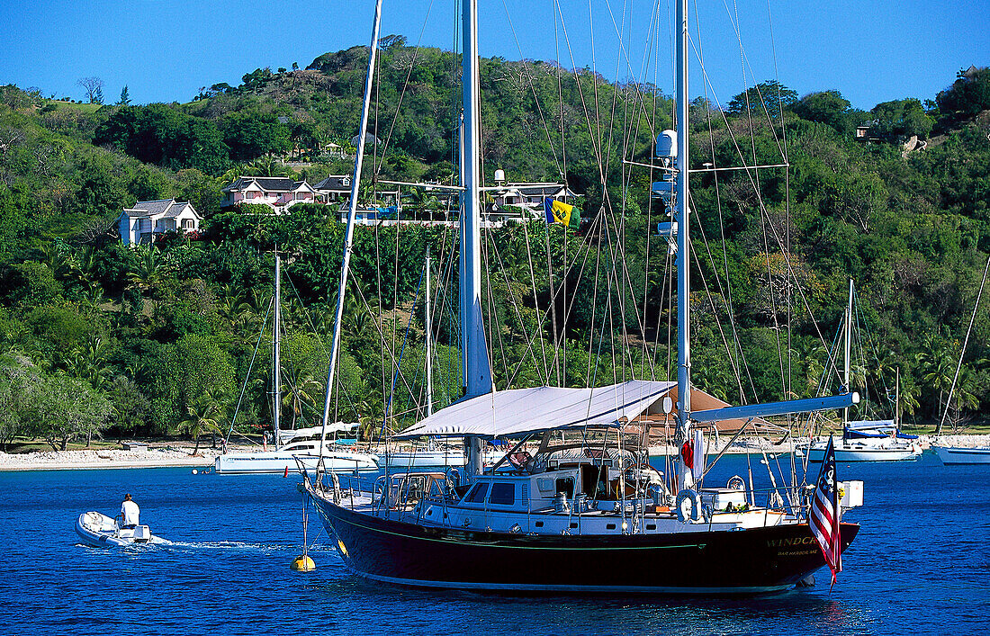 Segelboot in der Britania Bay vor der Insel Mustique, St. Vincent, Grenadinen, Karibik, Amerika