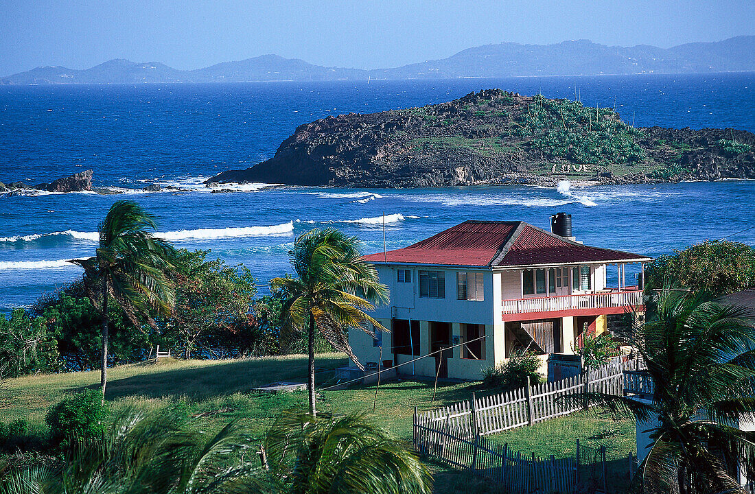 Haus an der Friendship Bay im Sonnenlicht, Bequia, St. Vincent, Grenadinen, Karibik, Amerika