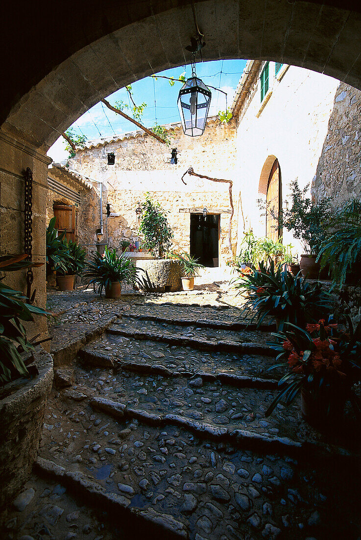 Blick in den sonnigen Innenhof der Finca Es Castell, Tramuntura, Mallorca, Spanien, Europa