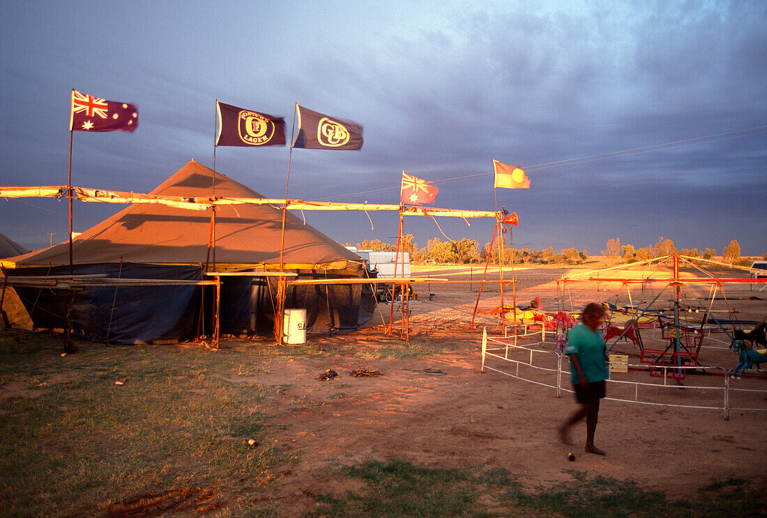 Regen zieht auf, Boxzelt der Fred Brophy's Boxing Troupe, Boulia, Simpson Desert, Queensland, Australien