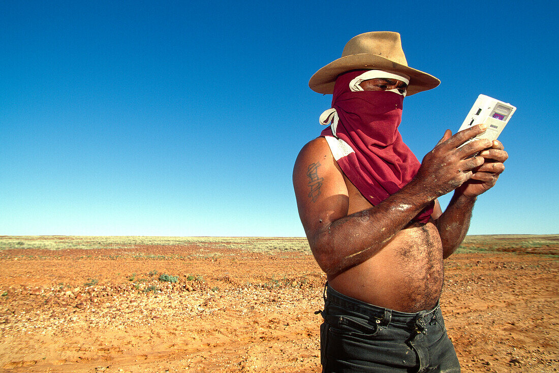 Boxer Lizard mit Mini-Spielekonsole und von Fliegen umgeben, Panne in Simpson Desert, Australien