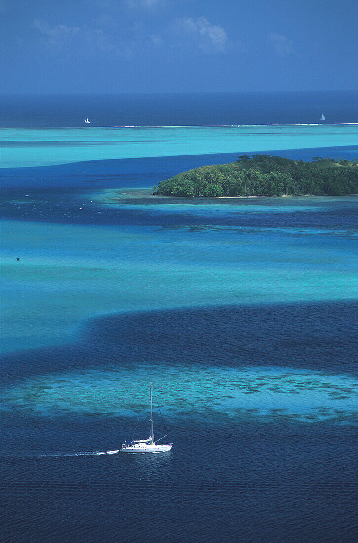 Segelboot in der Lagune, Motu Toopua, Bora-Bora, Französisch Polynesien