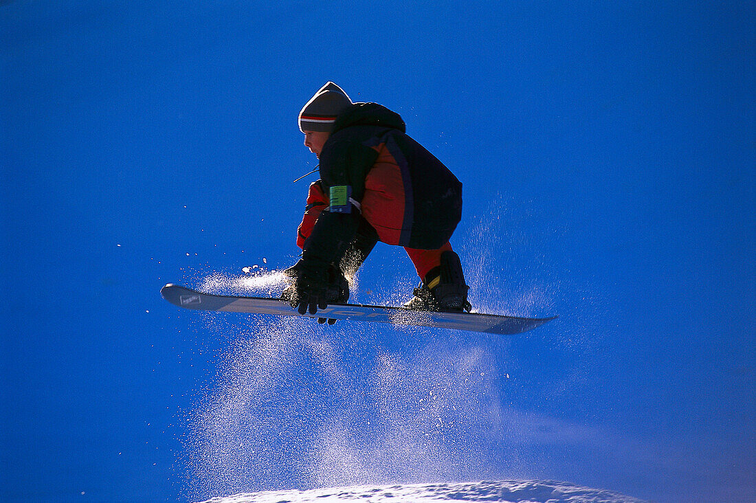 Kind auf Snowboard