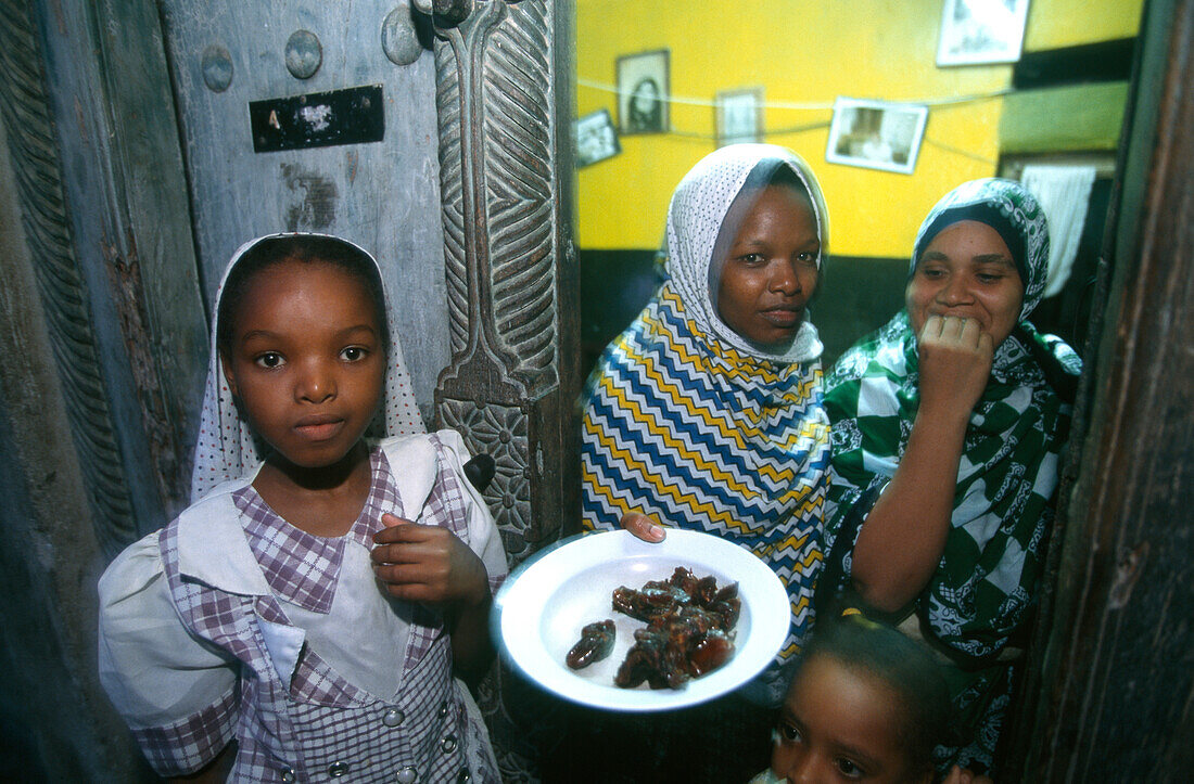 Frauen einer muslimischen Familie, Stonetown, Sansibar, Tansania, Afrika
