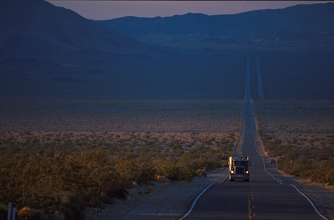 Truck auf HWY 127, Death Valley, Kalifornien, USA