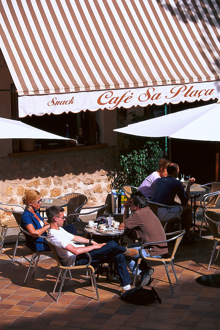 Cafe am Hauptplatz, Fornalutx, bei Soller Mallorca, Spanien