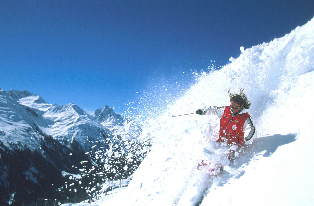 Skifahrer auf Tiefschneewaechte, Galzig, St. Anton am Arlberg, Tirol Oesterreich