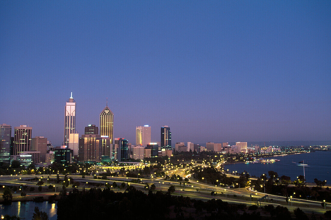 Blick auf die Stadt Perth am Swan River bei Nacht, Innenstadt, Perth, Australien