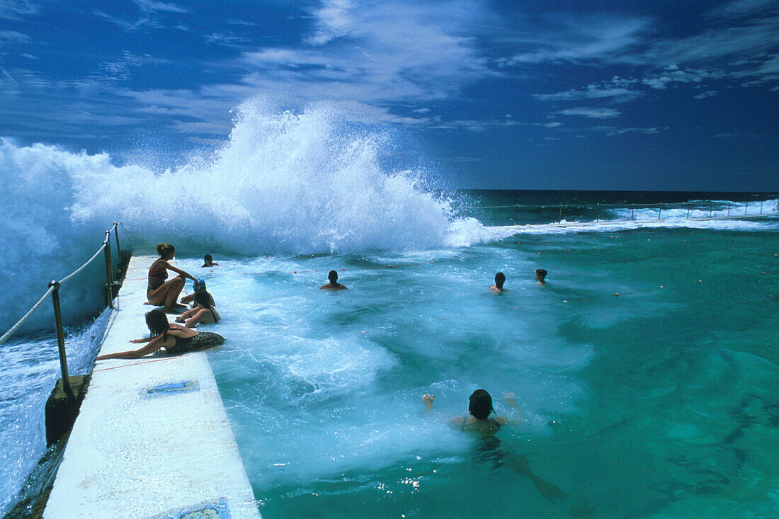 Schwimmer im Bondi Bath, Meerwasserpool, Bondi Beach Sydney, NSW, Australien
