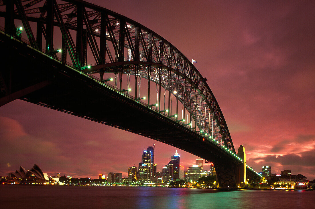 Die beleuchtete Harbour Bridge im Abendrot, New South Wales, Australien, Sydney