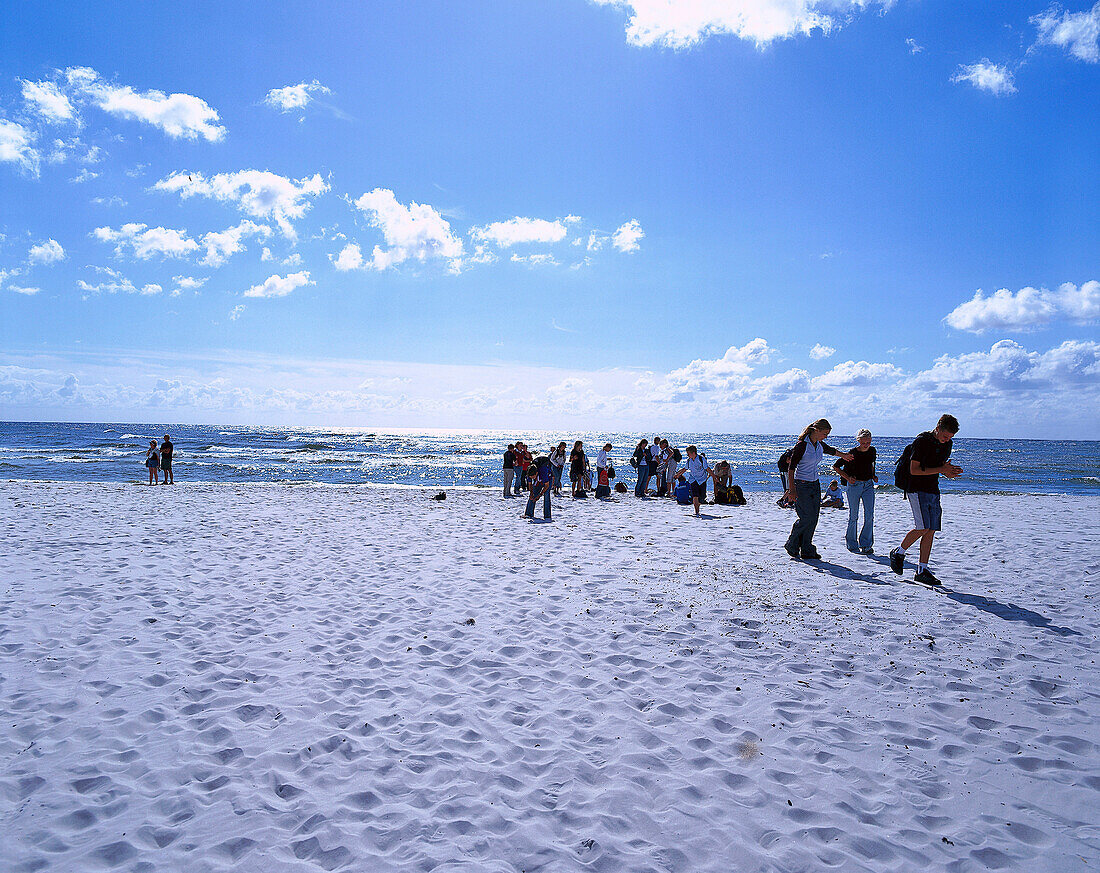 Menschen am Strand im Sonnenlicht, Dueodde, Bornholm, Dänemark, Europa
