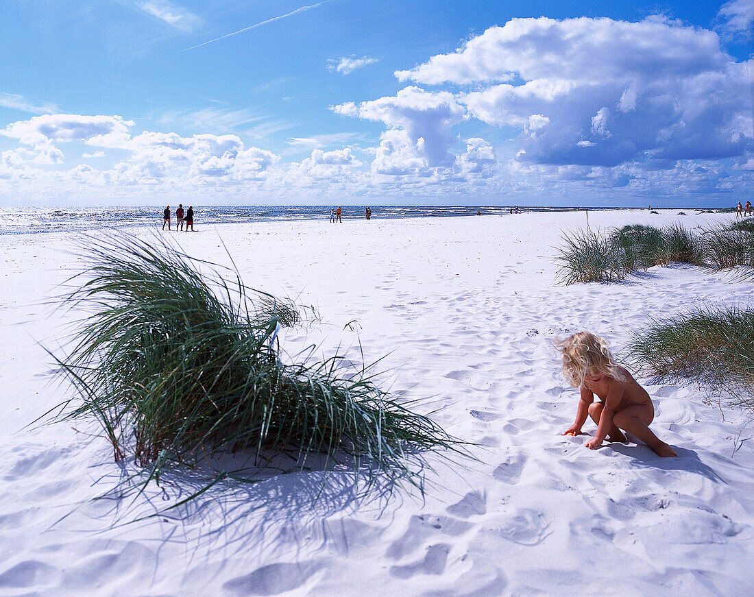 Kind spielt am Strand in der Sonne, Dueodde, Bornholm, Dänemark, Europa