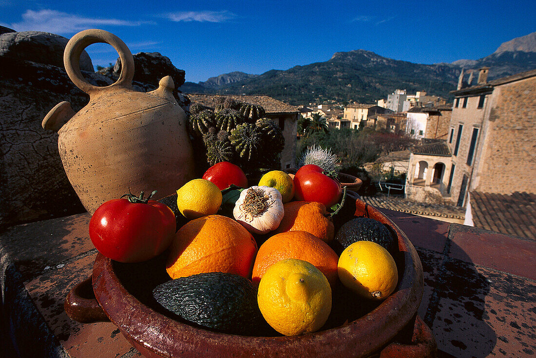 Schale mit Obst und Gemüse im Sonnenlicht, Soller, Mallorca, Spanien, Europa