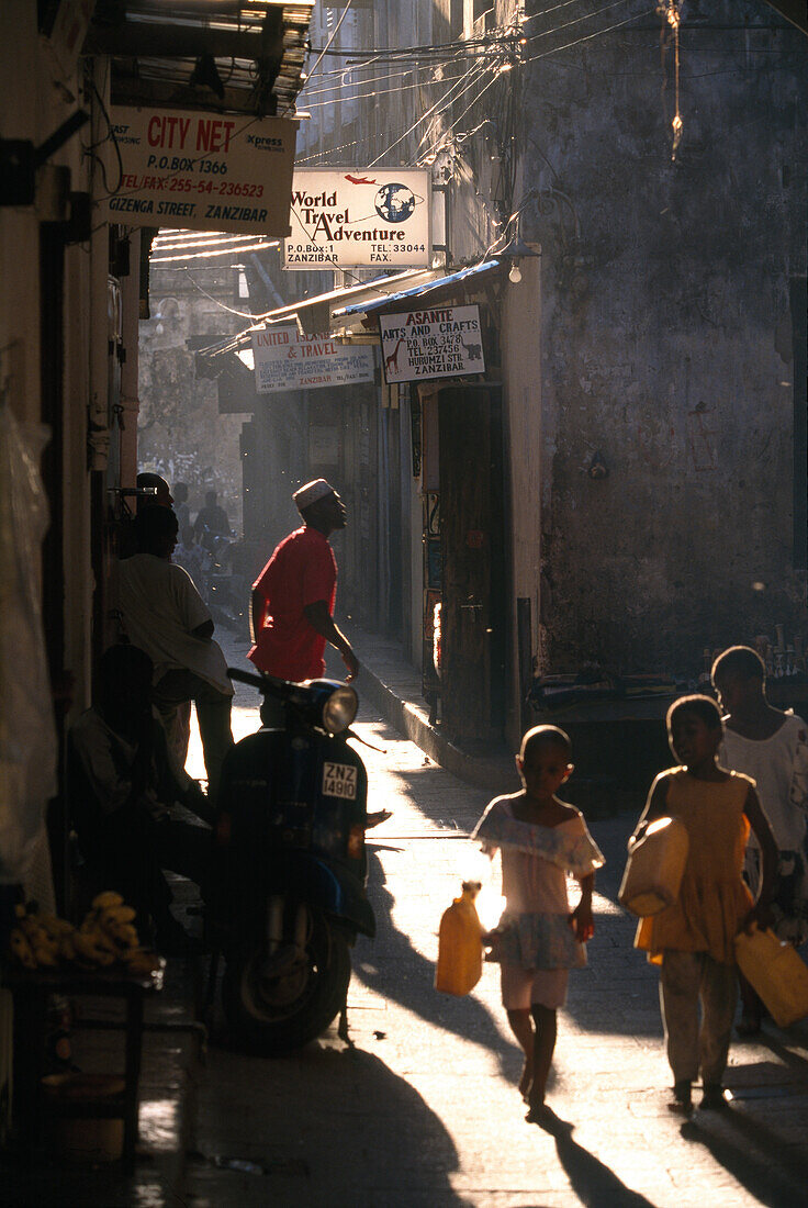 Menschen in einer schmalen Gasse in der Altstadt, Sansibar, Tansania, Afrika