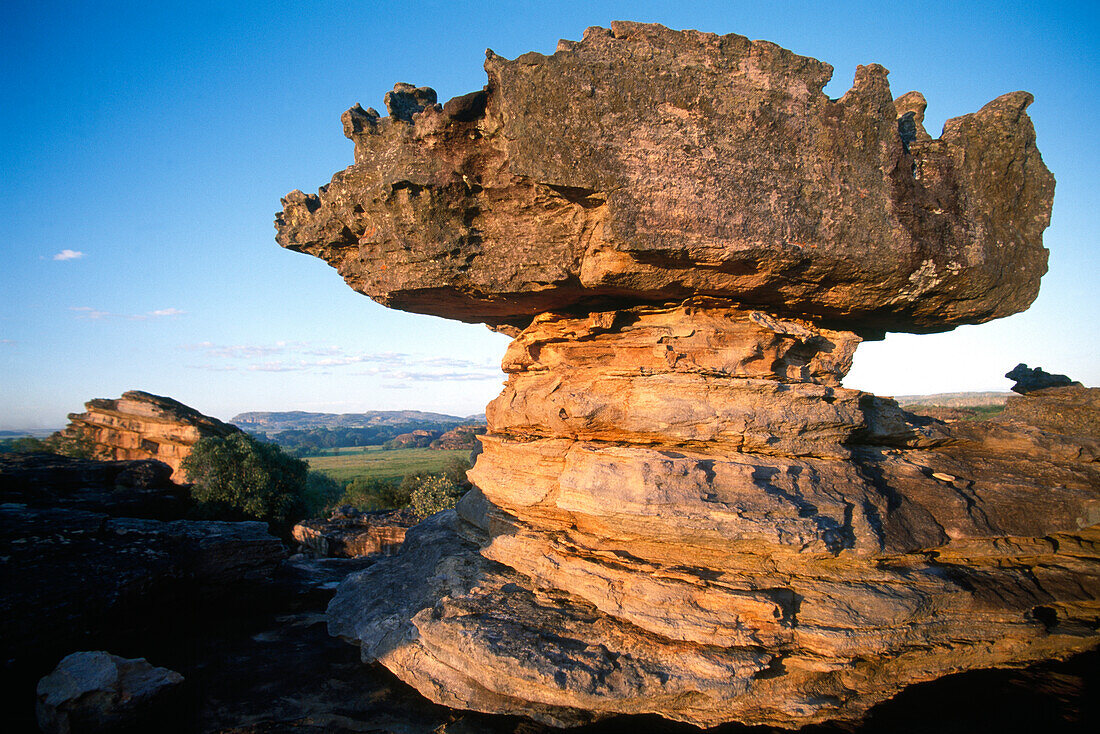 Felsformation unter blauem Himmel, Ubirr Rock, Kakadu Nationalpark, Northern Territory, Australien