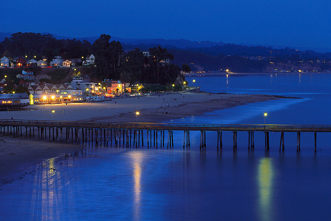 Beleuchtete Häuser am Strand und der Capitola Beach Pier am Abend, Santa Cruz, Kalifornien, USA, Amerika