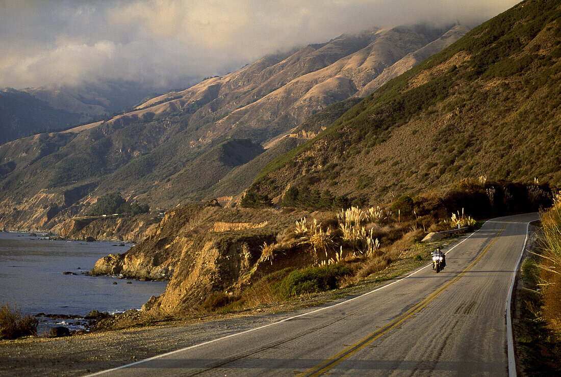 Ein einsames Motorrad fährt über den Highway 1, Cape San Martin, Lucia Range, Kalifornien, USA