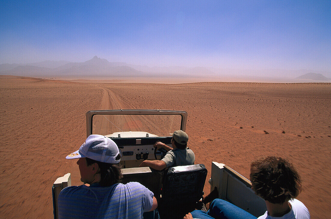 Menschen in einem Jeep in der Wüste Namib, Namibia, Afrika