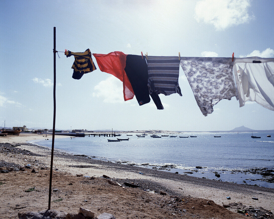 Wäsche an einer Wäscheleine am Strand, Boa Vista, Kapverden, Afrika