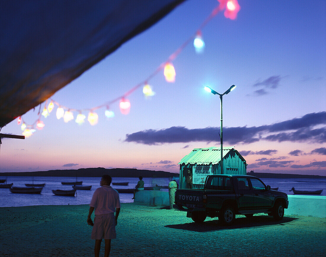 Lichterkette an einer Bar im Hafen am Abend, Sal Rei, Boa Vista, Kap Verde, Afrika
