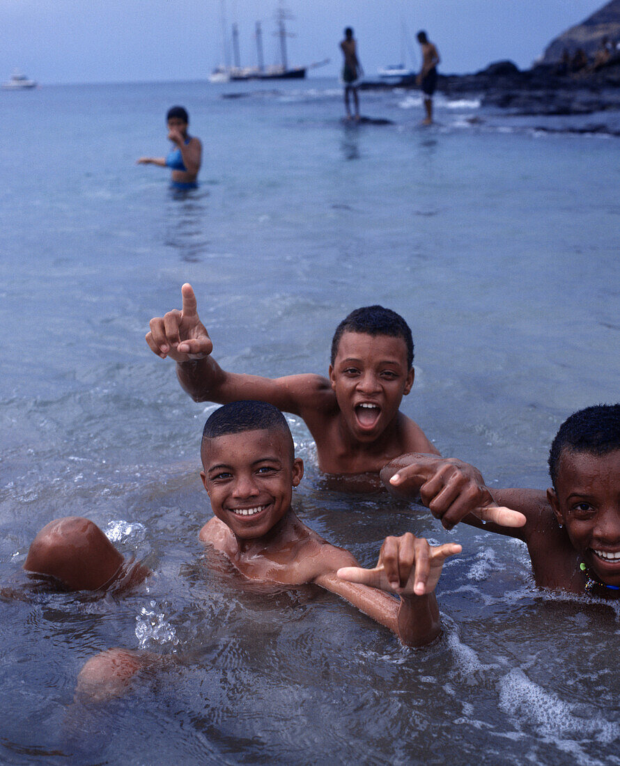 Einheimische Jungen beim Baden im Meer, Vila Tarrafal, Santiago, Kapverden