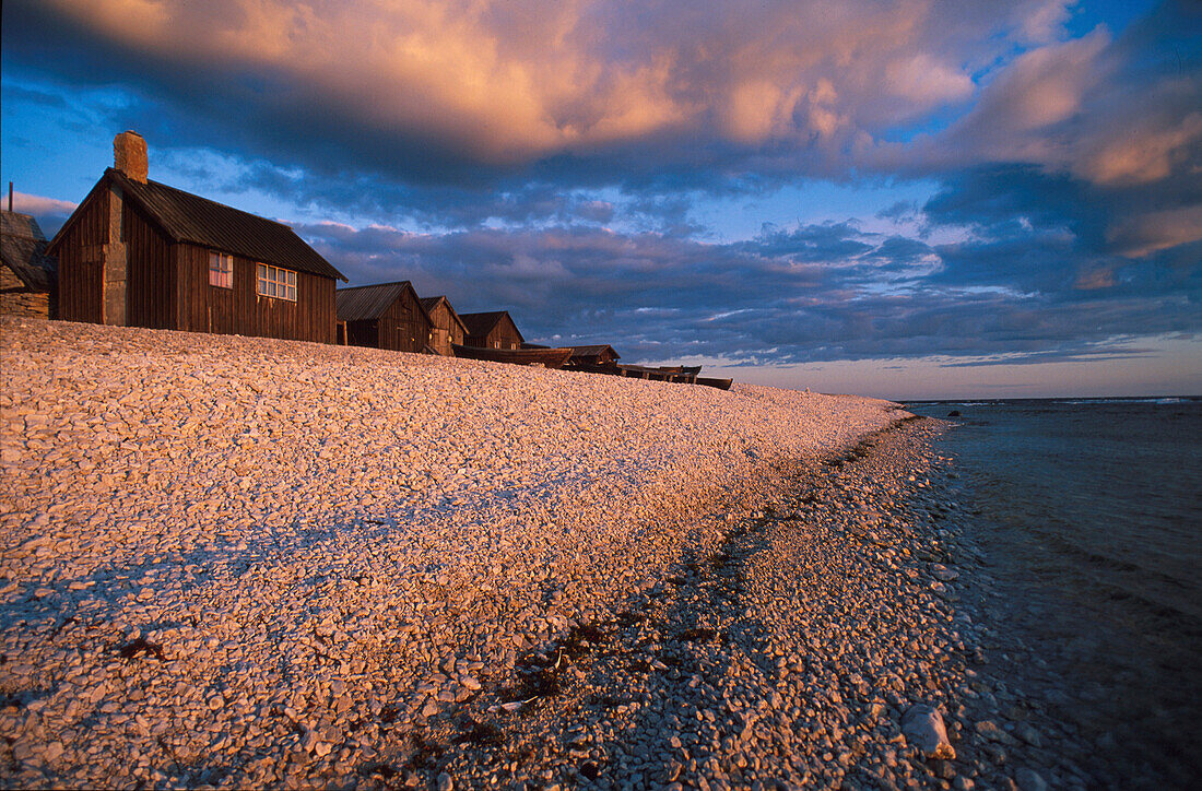 Fischerdorf Helgumannen im Licht der Abendsonne, Naturschutzgebiet Digerhuvud, Insel Farö, Gotland, Schweden, Europa