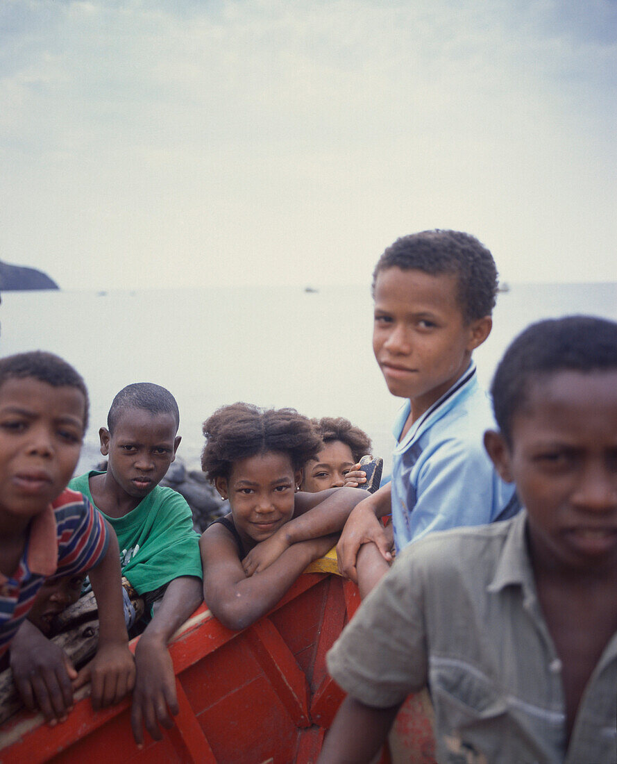 Eine Gruppe einheimischer Kinder am Strand, Ribera da Barca, Santiago, Kapverden