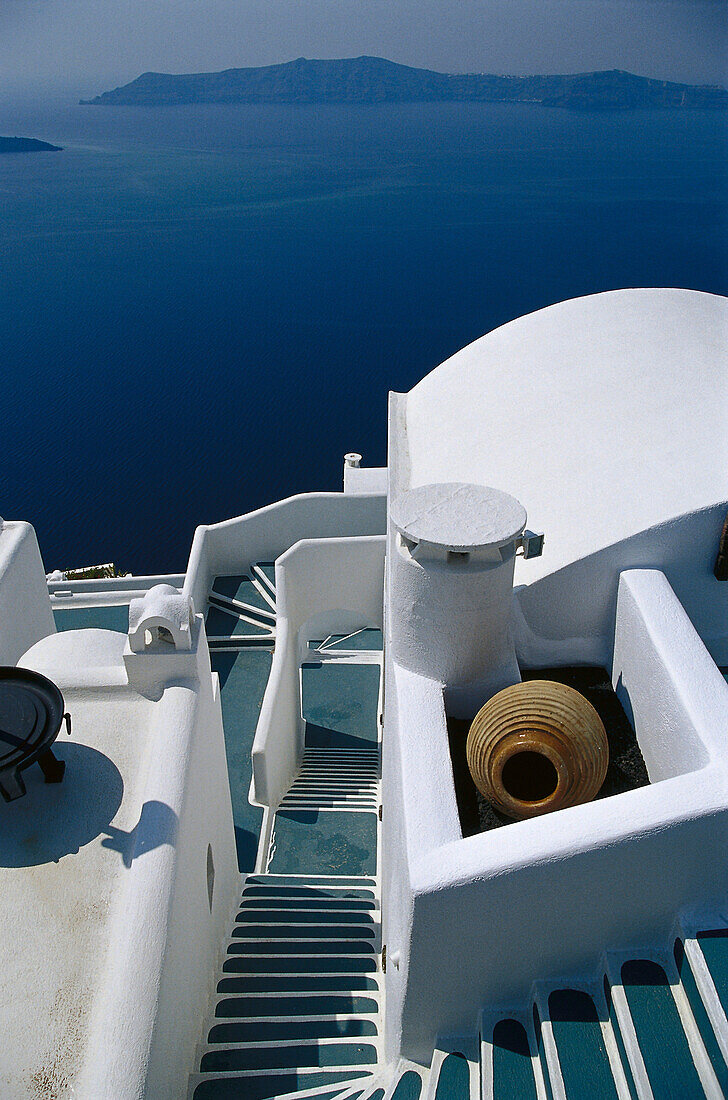 Treppen und Terrasse im Sonnenlicht, Firostefani, Santorin, Kykladen, Griechenland, Europa