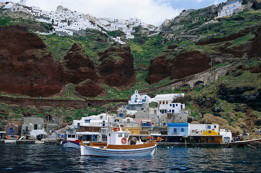 Fischerboote im Hafen, Oia, Santorin, Kykladen, Griechenland, Europa