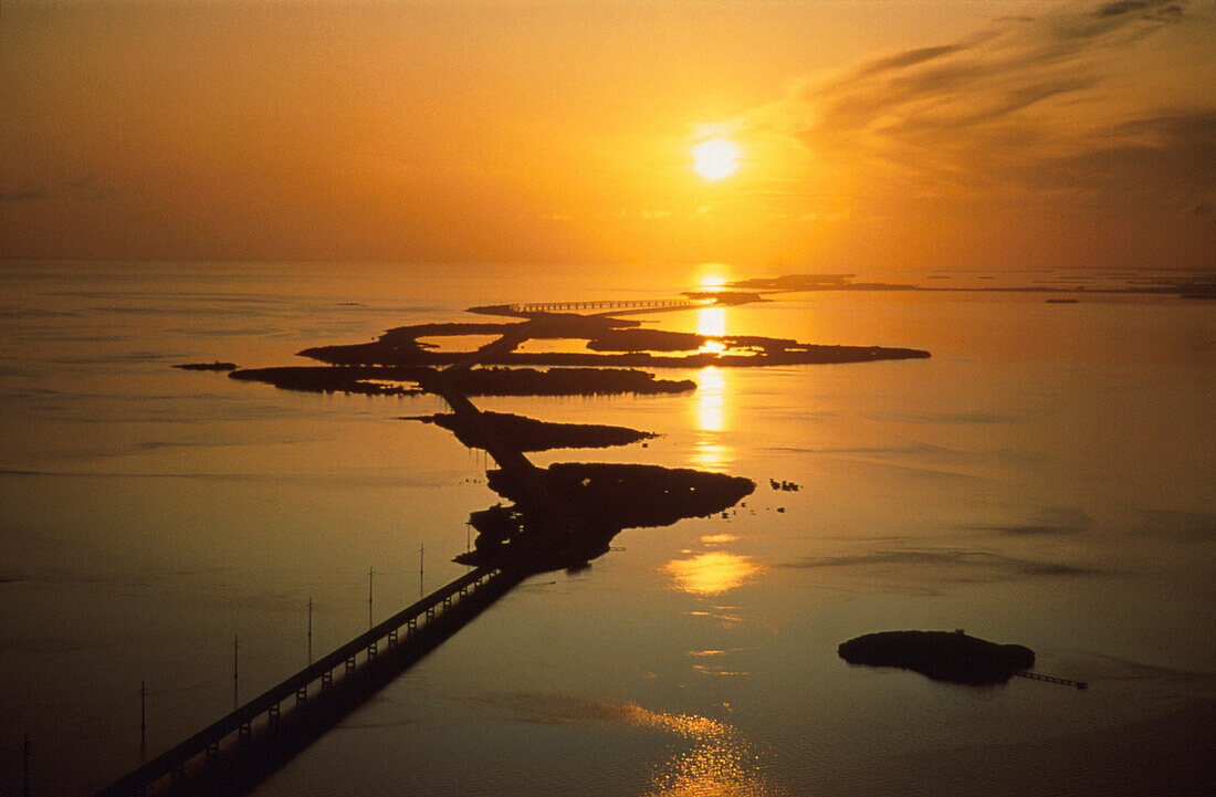 Brücke zwischen kleinen Inseln bei Sonnenuntergang, Seven Mile Bridge, Florida Keys, Florida, USA, Amerika, Amerika