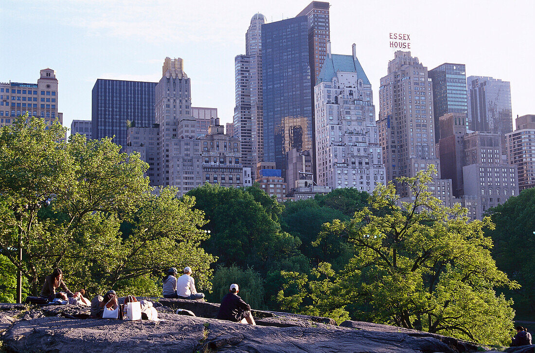 Menschen im Central Park vor Hochhäusern, Manhattan, New York, USA, Amerika