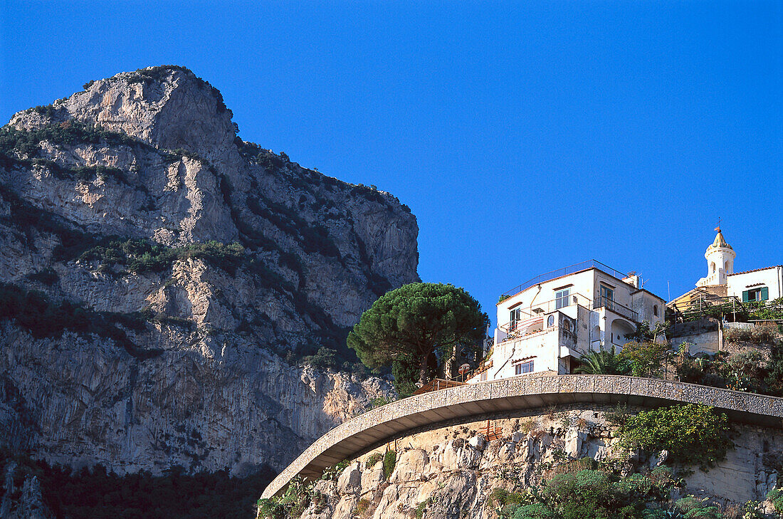 Villa auf einem Felsvorsprung unter blauem Himmel, Positano, Amalfitana, Kampanien, Italien, Europa