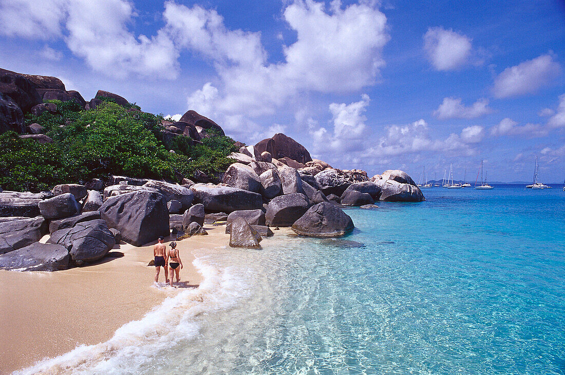 Paar spaziert an einem Strand mit Felsen, The Baths, Virgin Gorda, Britische Jungferninseln, Karibik, Amerika