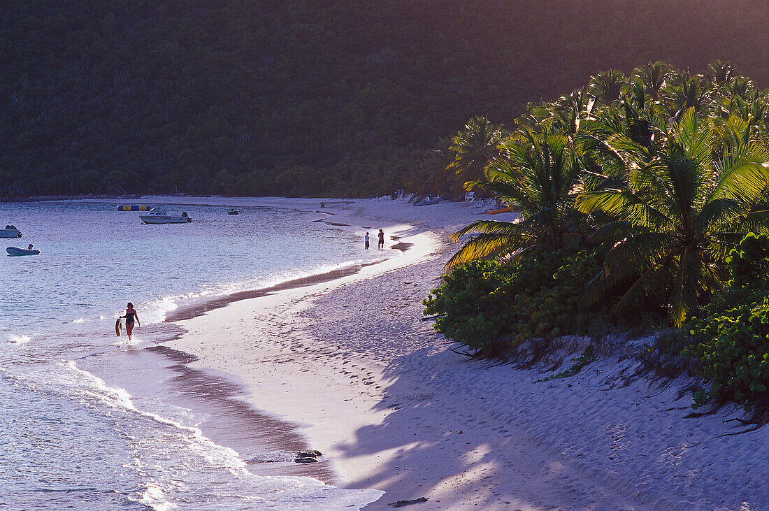 Menschen am Strand im Sonnenlicht, White Bay, Jost van Dyke, Britische Jungferninseln, Karibik, Amerika