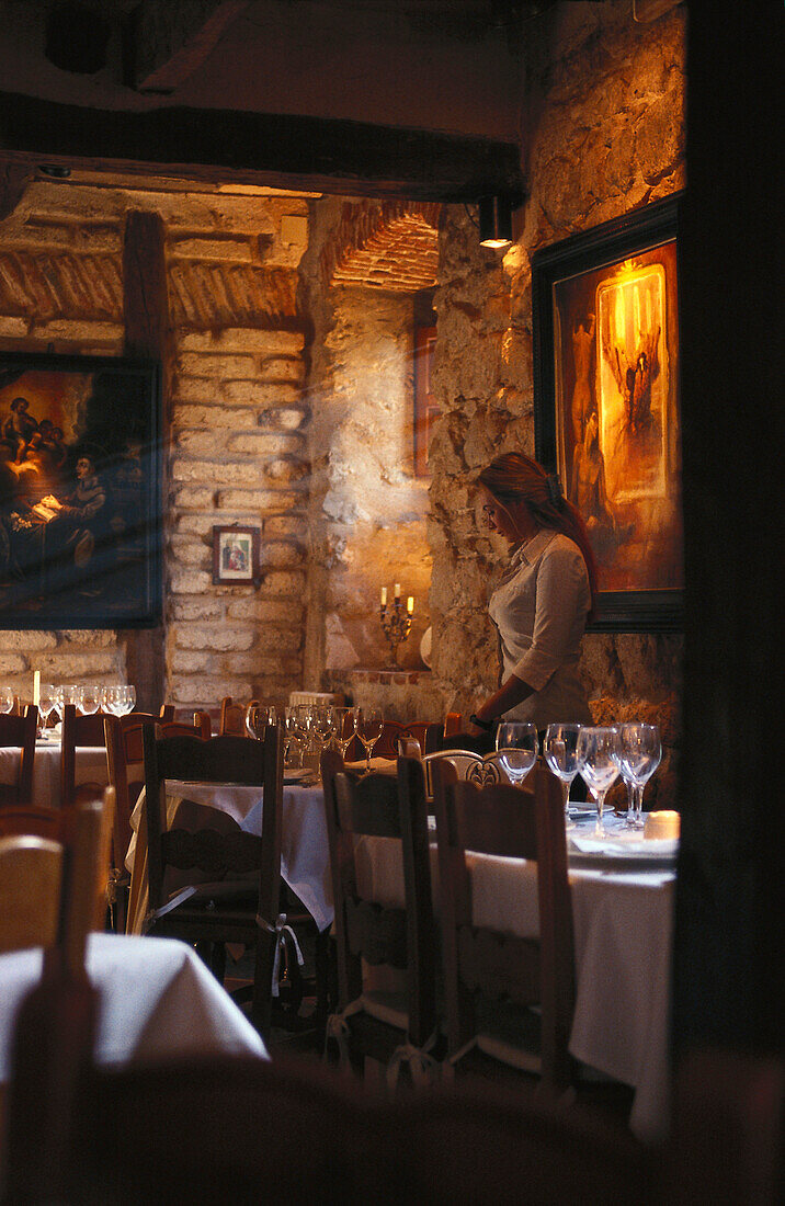 A waitress at the Restaurant La Fuente de los Angeles, Villanubla, Castilla, Spain, Europe