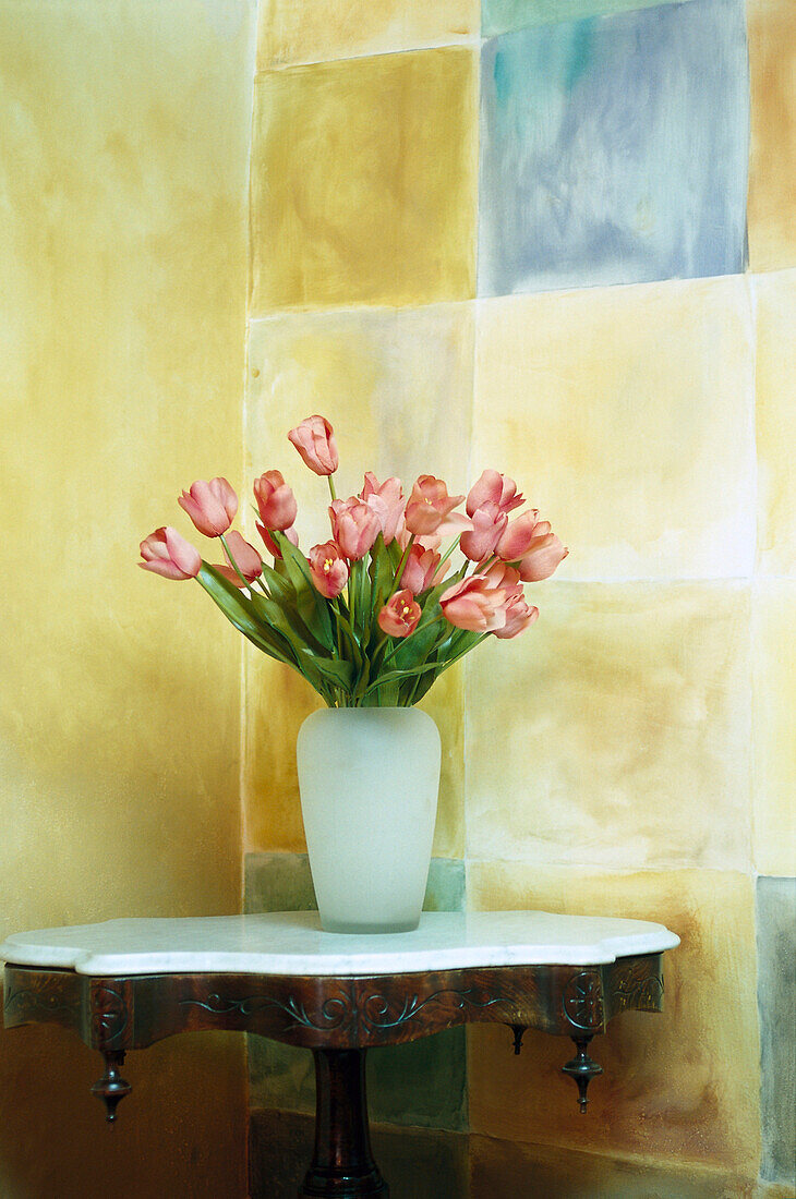 Vase mit Blumen in der Posada de la Casa di Abad, Ampudia, Kastilien, Spanien, Europa