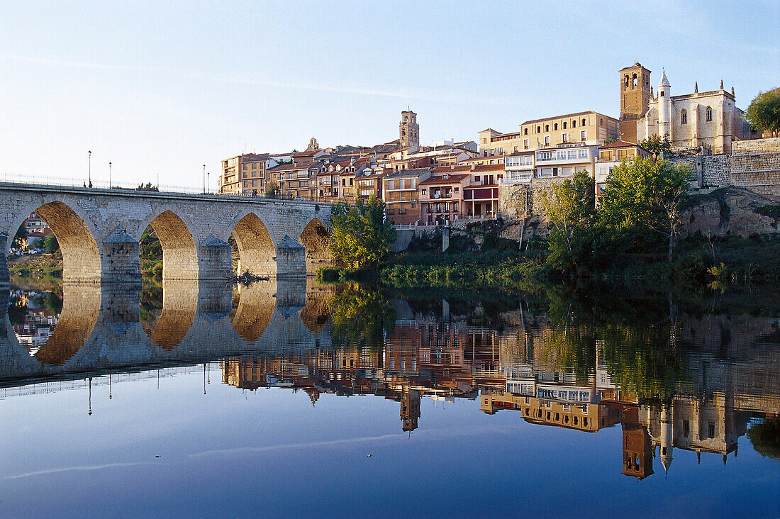 Blick auf die Stadt Tordesillas und den Fluss Duero, Kastilien, Spanien, Europa