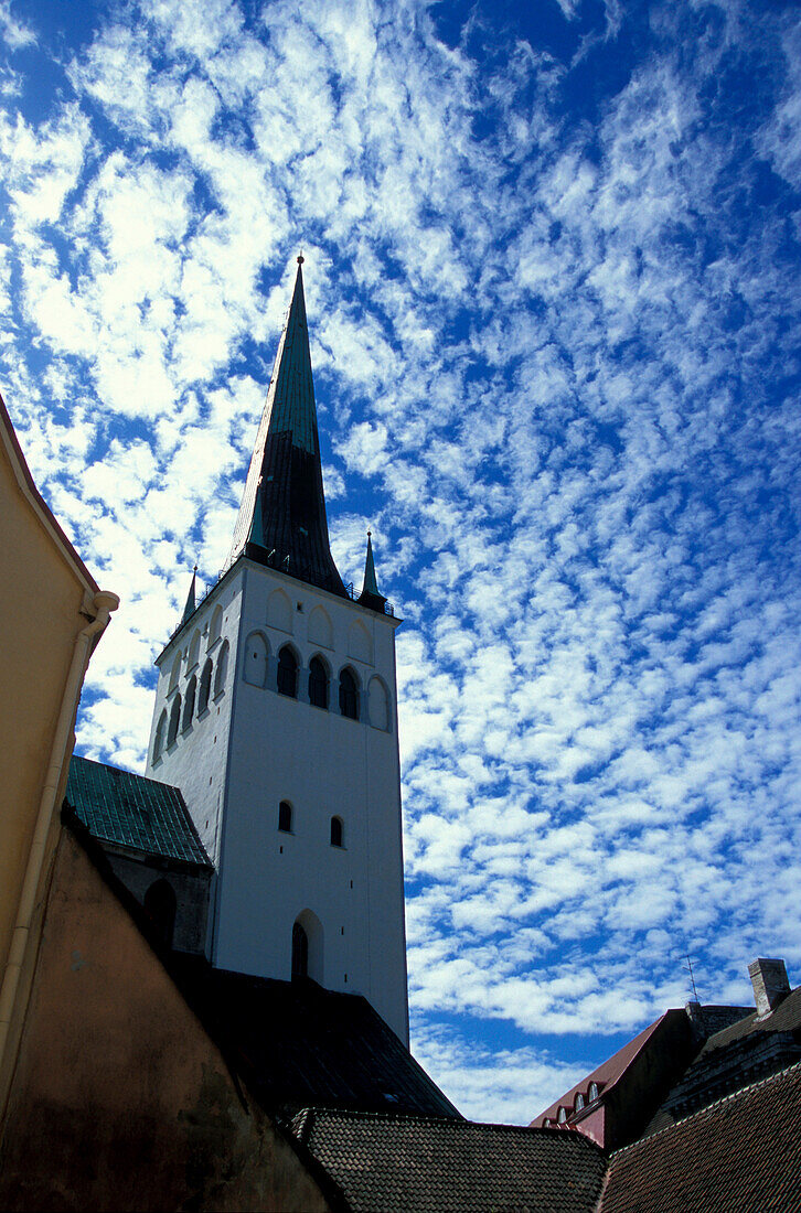 Kirchturm der Olai Kirche unter Wolkenhimmel, Tallinn, Estland, Europa