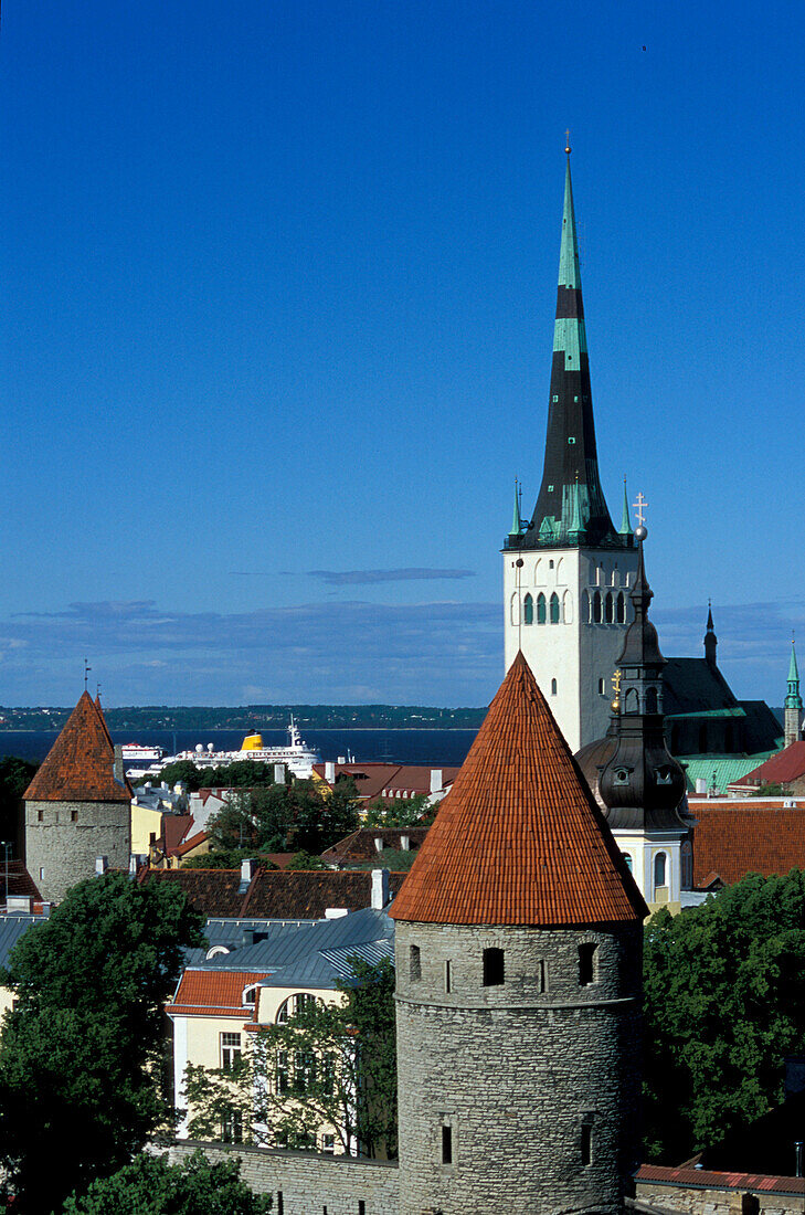 Türme und Dächer im Sonnenlicht, Tallinn, Estland, Europa
