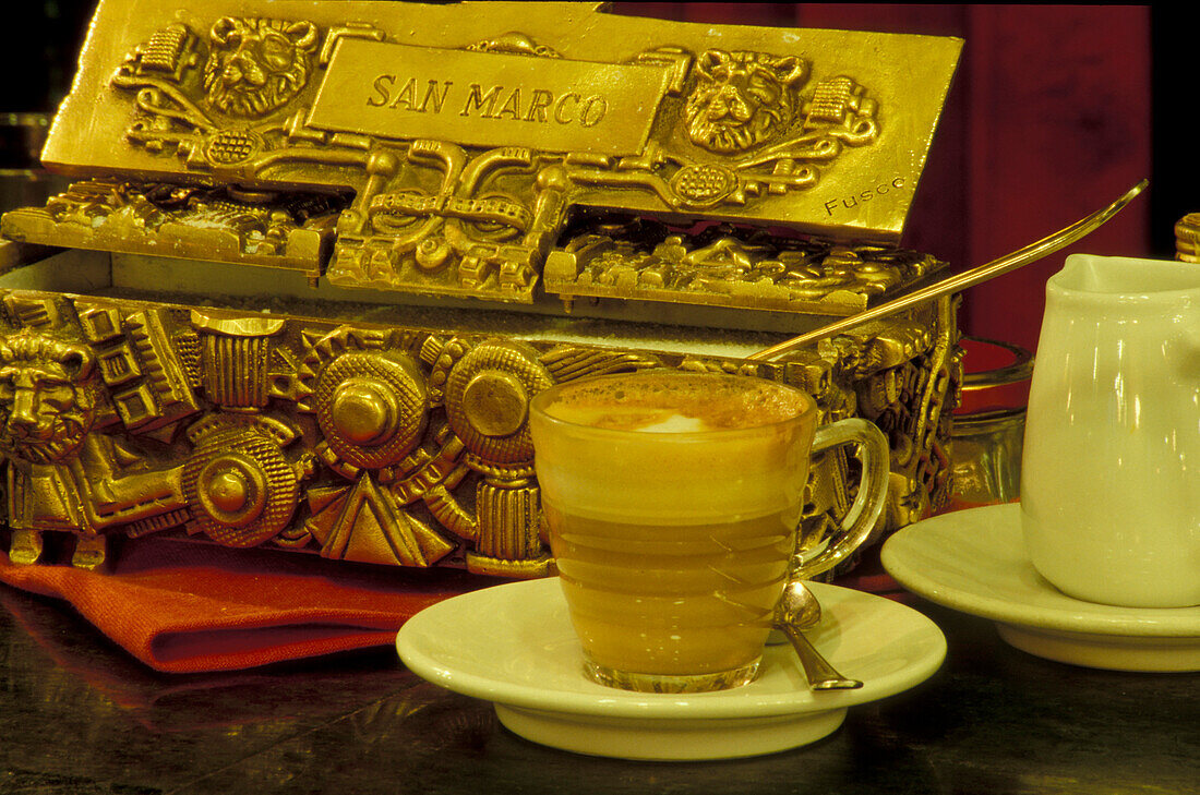 Kaffee Macchiato auf einem Tisch im Café San Marco, Triest, Friaul, Italien, Europa