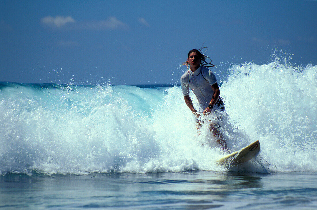 Surfer auf einer Welle im Sonnenlicht, Costa Rica, Karibik, Amerika