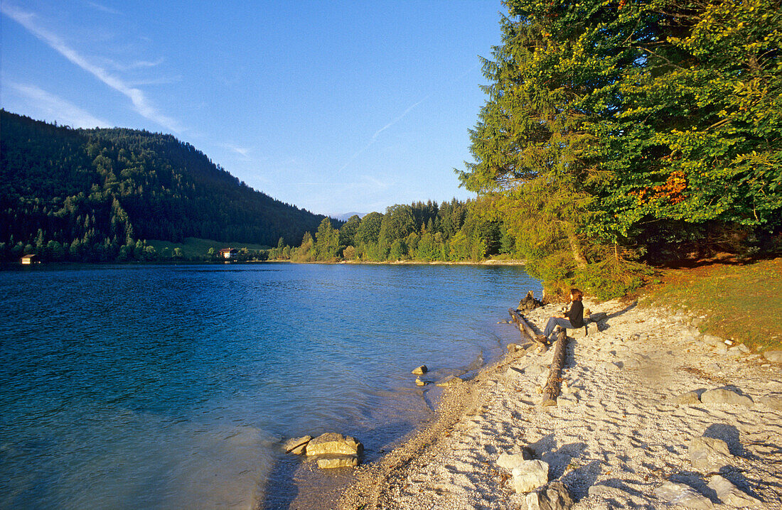 Frau am Ufer des Walchensee im Licht der Abendsonne, Walchensee, Bayern, Deutschland, Europa