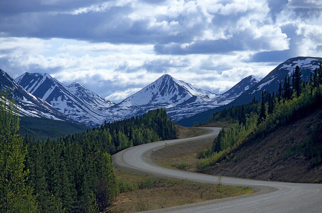 Alaska Highway vor schneebedeckten Bergen, Yukon-Territorium, Kanada, Amerika