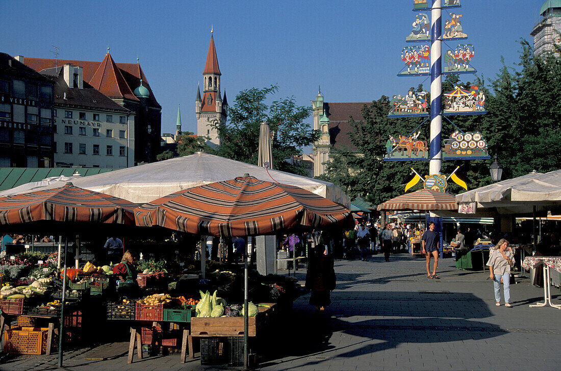 Menschen auf dem Viktualienmarkt im Sonnenlicht, München, Bayern, Deutschland, Europa