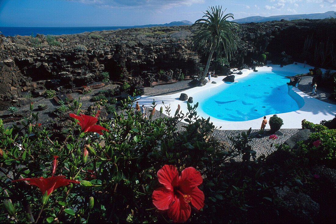 Pool in vulkanischer Landschaft im Sonnenlicht, Lanzarote, Kanarische Inseln, Spanien, Europa