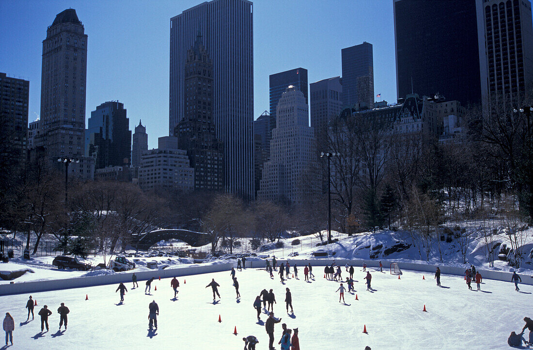 Menschen auf einer Eislaufbahn im Central Park im Winter, Manhattan, New York, USA, Amerika