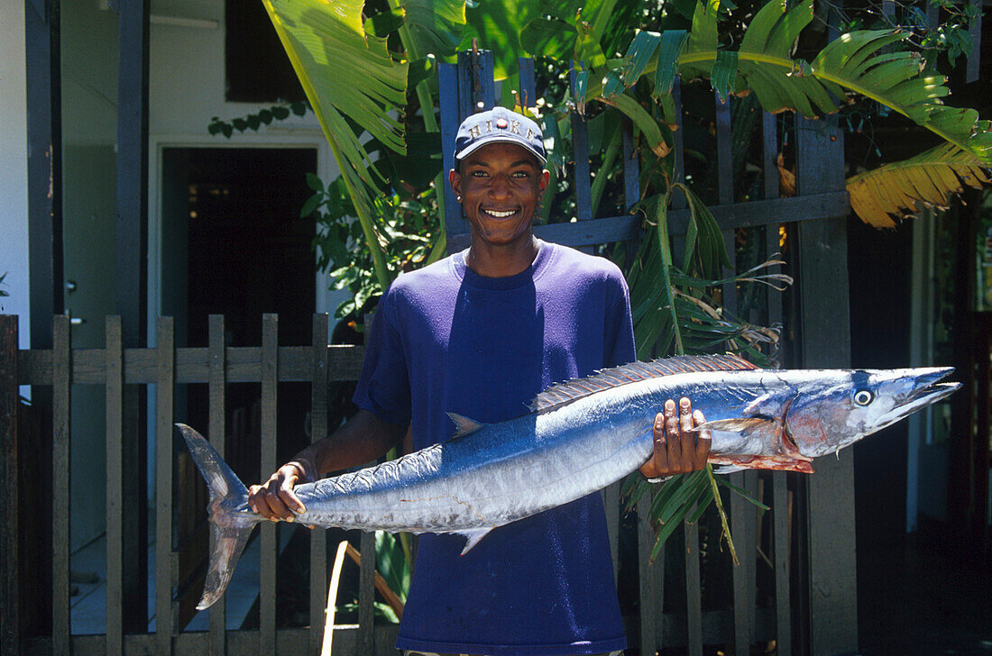 Fischer zeigt seinen Fang, Aruba Niederl. Antillen, Karibik